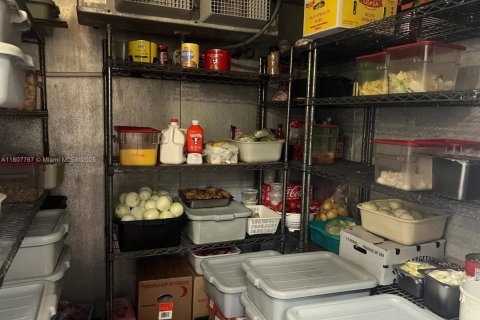 Propiedad comercial en venta en Miami, Florida № 2012412 - foto 10