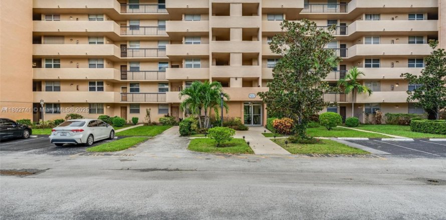 Кондоминиум с 2 спальнями в Лодерхилл, Флорида № 1946422