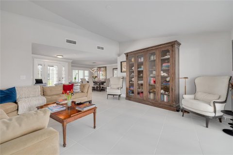 House in Saint Petersburg, Florida 4 bedrooms, 293.01 sq.m. № 2227193 - photo 19