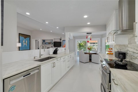House in Saint Petersburg, Florida 4 bedrooms, 293.01 sq.m. № 2227193 - photo 29