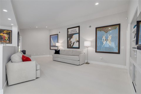 House in Saint Petersburg, Florida 4 bedrooms, 293.01 sq.m. № 2227193 - photo 24