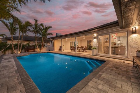 House in Saint Petersburg, Florida 4 bedrooms, 293.01 sq.m. № 2227193 - photo 4