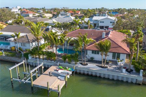 House in Saint Petersburg, Florida 4 bedrooms, 293.01 sq.m. № 2227193 - photo 13