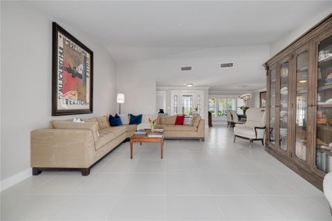 House in Saint Petersburg, Florida 4 bedrooms, 293.01 sq.m. № 2227193 - photo 20