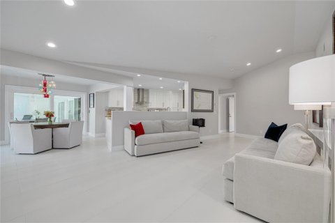 House in Saint Petersburg, Florida 4 bedrooms, 293.01 sq.m. № 2227193 - photo 25