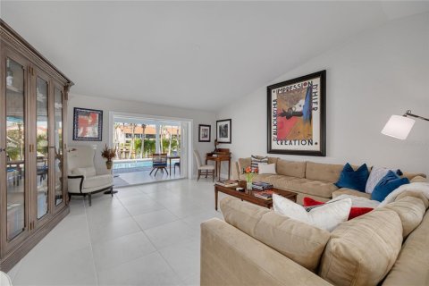 House in Saint Petersburg, Florida 4 bedrooms, 293.01 sq.m. № 2227193 - photo 18