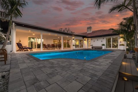 House in Saint Petersburg, Florida 4 bedrooms, 293.01 sq.m. № 2227193 - photo 5