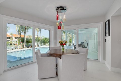 House in Saint Petersburg, Florida 4 bedrooms, 293.01 sq.m. № 2227193 - photo 26