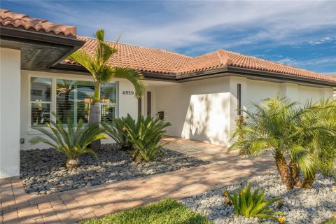 House in Saint Petersburg, Florida 4 bedrooms, 293.01 sq.m. № 2227193 - photo 17