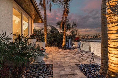 House in Saint Petersburg, Florida 4 bedrooms, 293.01 sq.m. № 2227193 - photo 8