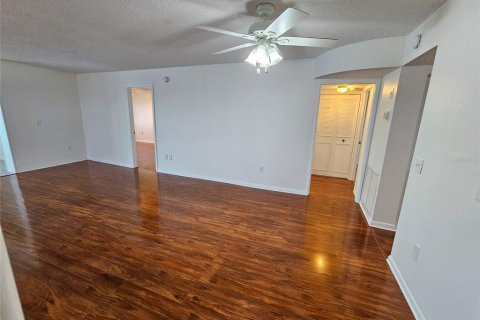 Condo in Gulfport, Florida, 3 bedrooms № 2394151 - photo 16