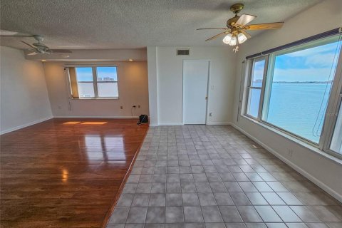 Condo in Gulfport, Florida, 3 bedrooms № 2394151 - photo 21