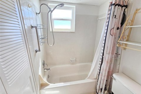 Condo in Gulfport, Florida, 3 bedrooms № 2394151 - photo 9
