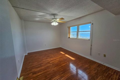Condo in Gulfport, Florida, 3 bedrooms № 2394151 - photo 11