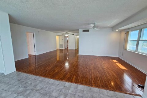 Condo in Gulfport, Florida, 3 bedrooms № 2394151 - photo 20