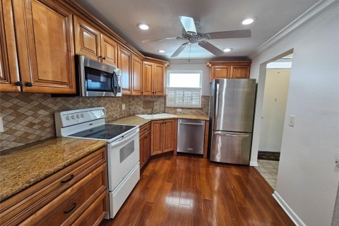 Condo in Gulfport, Florida, 3 bedrooms № 2394151 - photo 4