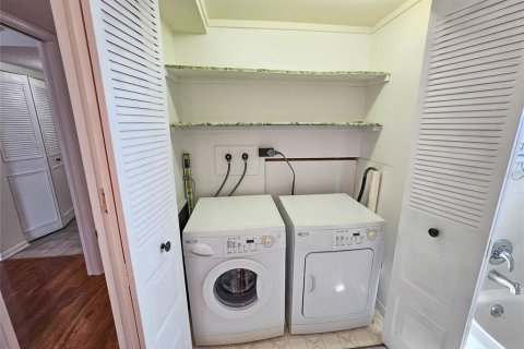 Condo in Gulfport, Florida, 3 bedrooms № 2394151 - photo 10