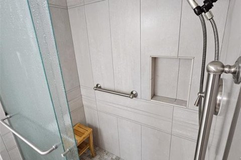 Condo in Gulfport, Florida, 3 bedrooms № 2394151 - photo 27