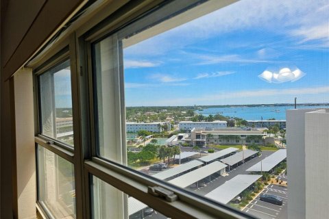 Condo in Gulfport, Florida, 3 bedrooms № 2394151 - photo 12