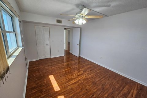 Condo in Gulfport, Florida, 3 bedrooms № 2394151 - photo 14