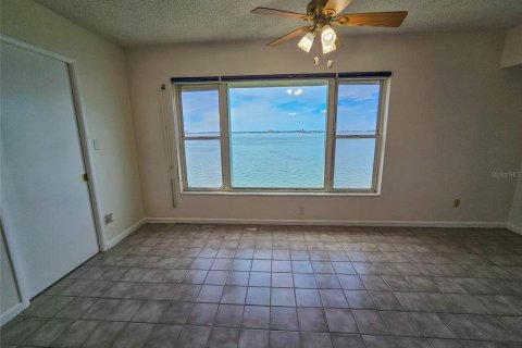 Condo in Gulfport, Florida, 3 bedrooms № 2394151 - photo 18
