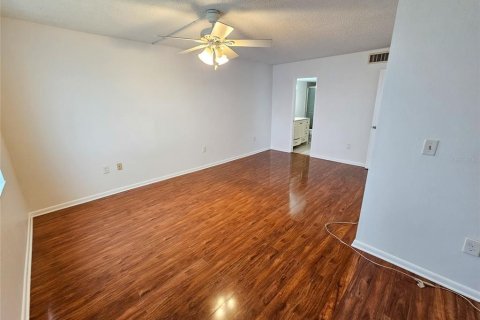 Condo in Gulfport, Florida, 3 bedrooms № 2394151 - photo 23