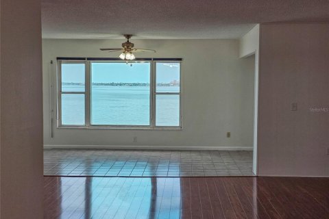 Condo in Gulfport, Florida, 3 bedrooms № 2394151 - photo 7