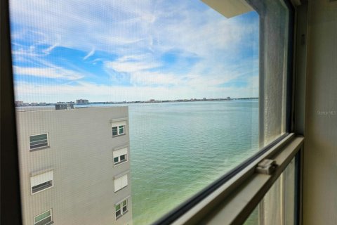 Condo in Gulfport, Florida, 3 bedrooms № 2394151 - photo 13