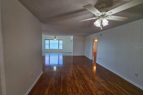 Condo in Gulfport, Florida, 3 bedrooms № 2394151 - photo 6