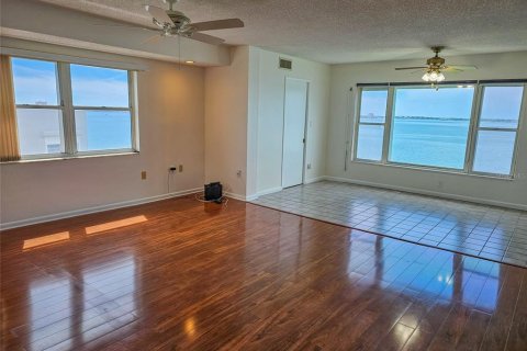 Condo in Gulfport, Florida, 3 bedrooms № 2394151 - photo 17
