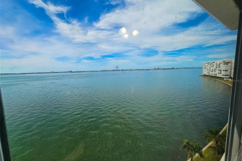 Condo in Gulfport, Florida, 3 bedrooms № 2394151 - photo 19