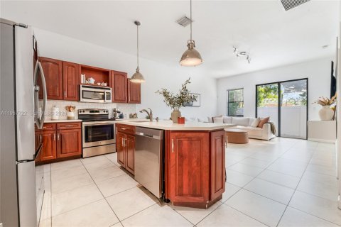 Villa ou maison à louer à Hialeah, Floride: 3 chambres, 178.37 m2 № 2011667 - photo 8