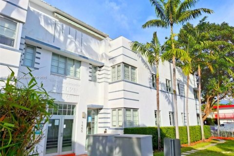 Condo in Miami Beach, Florida, 1 bedroom  № 1869989 - photo 1