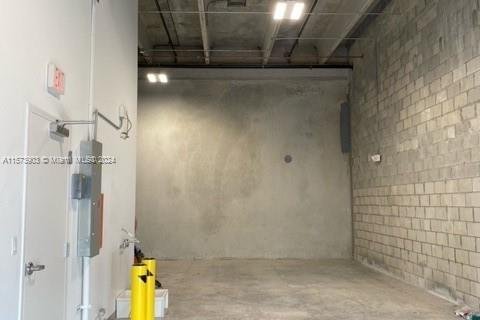 Propiedad comercial en alquiler en Sweetwater, Florida № 1136391 - foto 1