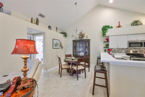 Condo in Sun City Center, Florida, 2 bedrooms  № 1680379 - photo 7
