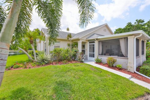 Condo in Sun City Center, Florida, 2 bedrooms  № 1680379 - photo 1