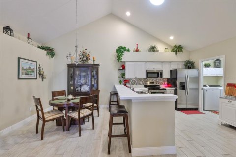 Condo in Sun City Center, Florida, 2 bedrooms  № 1680379 - photo 9