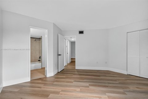 Снять в аренду кондоминиум в Майами, Флорида 2 спальни, 92.9м2, № 1946121 - фото 12