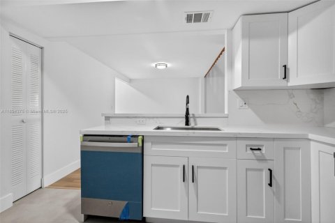 Снять в аренду кондоминиум в Майами, Флорида 2 спальни, 92.9м2, № 1946121 - фото 2