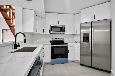 Снять в аренду кондоминиум в Майами, Флорида 2 спальни, 92.9м2, № 1946121 - фото 1