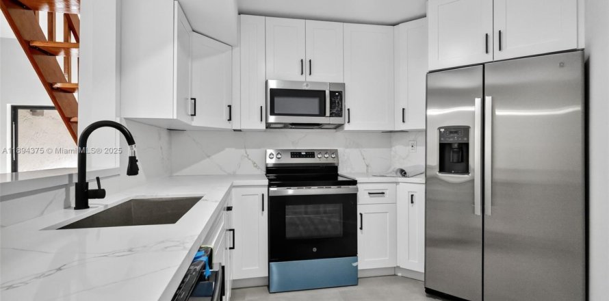 Кондоминиум с 2 спальнями в Майами, Флорида № 1946121