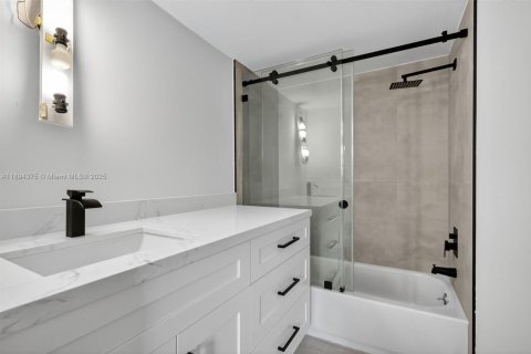 Снять в аренду кондоминиум в Майами, Флорида 2 спальни, 92.9м2, № 1946121 - фото 13