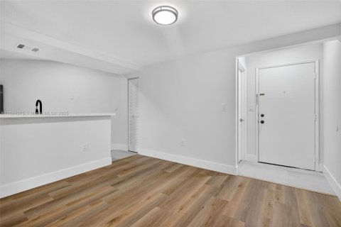 Снять в аренду кондоминиум в Майами, Флорида 2 спальни, 92.9м2, № 1946121 - фото 7