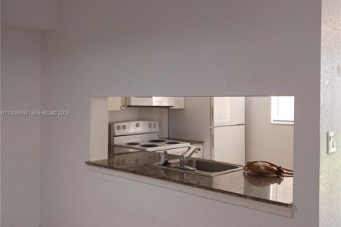 Condo in Pompano Beach, Florida, 2 bedrooms  № 1994806 - photo 1