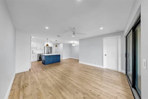 Condo in Apollo Beach, Florida, 2 bedrooms  № 1894928 - photo 7
