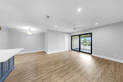 Condo in Apollo Beach, Florida, 2 bedrooms  № 1894928 - photo 15