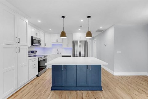 Condo in Apollo Beach, Florida, 2 bedrooms  № 1894928 - photo 9