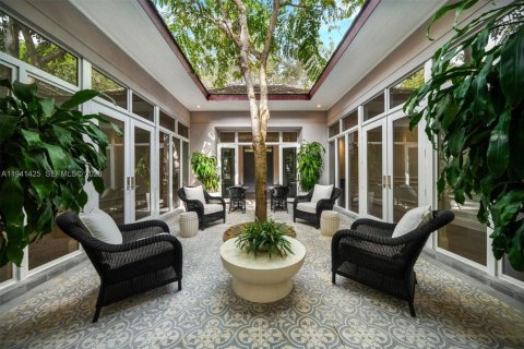 House in Miami, Florida 6 bedrooms, 828.78 sq.m. № 2152728 - photo 12
