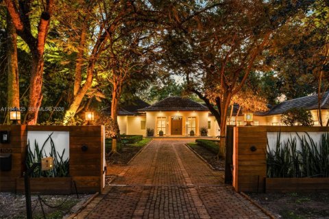 House in Miami, Florida 6 bedrooms, 828.78 sq.m. № 2152728 - photo 2