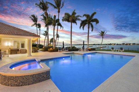 House in Stuart, Florida 4 bedrooms, 493.68 sq.m. № 2086670 - photo 2